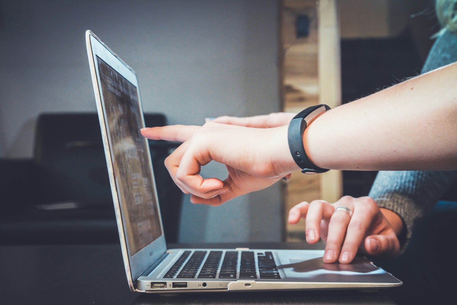 Une personne préparant des notes et une feuille de route sur un ordinateur portable